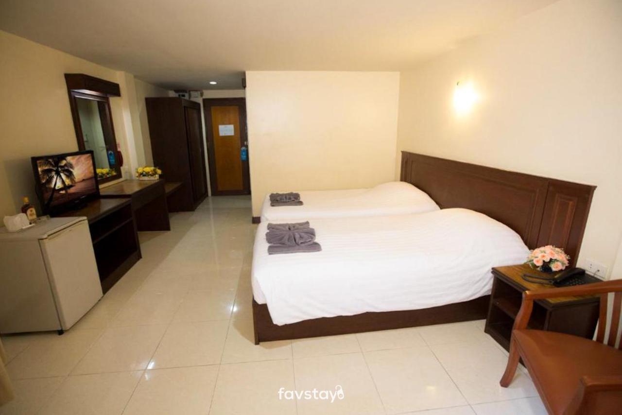Twin Palms Suites And Residence Pattaya Exterior photo