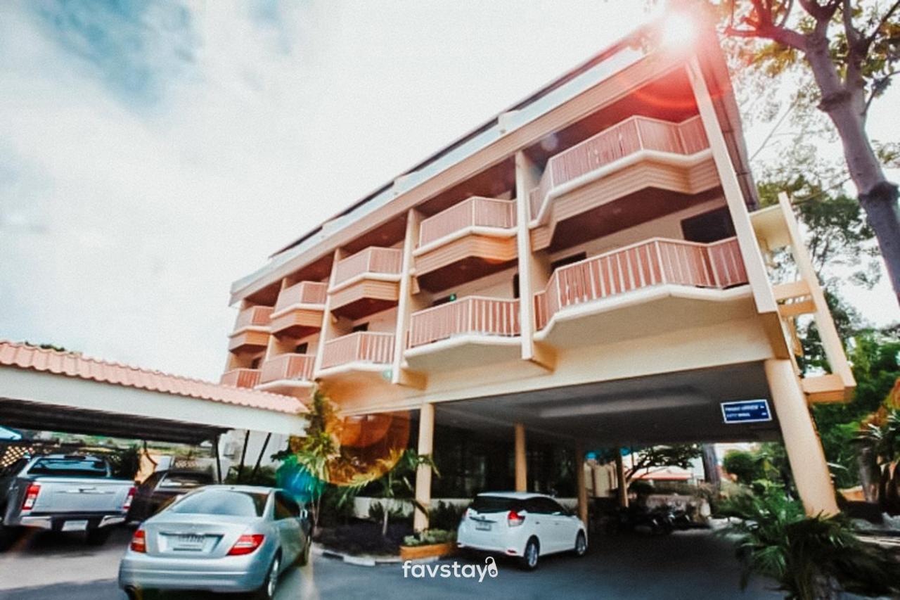 Twin Palms Suites And Residence Pattaya Exterior photo