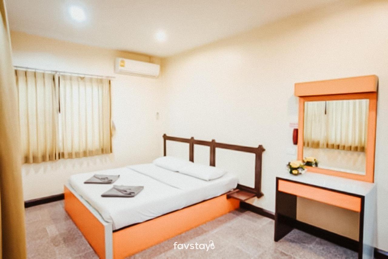 Twin Palms Suites And Residence Pattaya Exterior photo