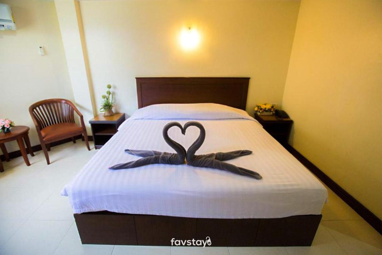 Twin Palms Suites And Residence Pattaya Exterior photo
