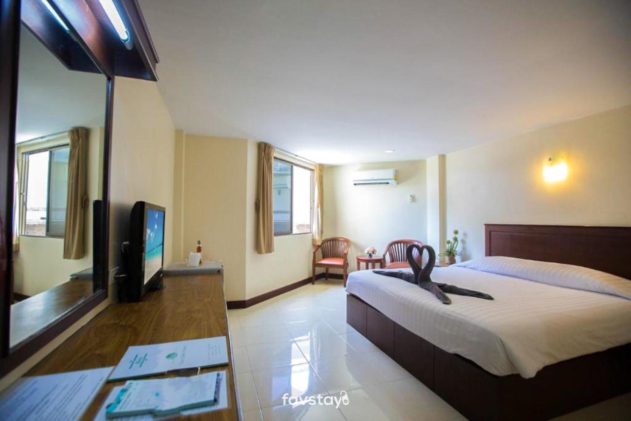 Twin Palms Suites And Residence Pattaya Exterior photo