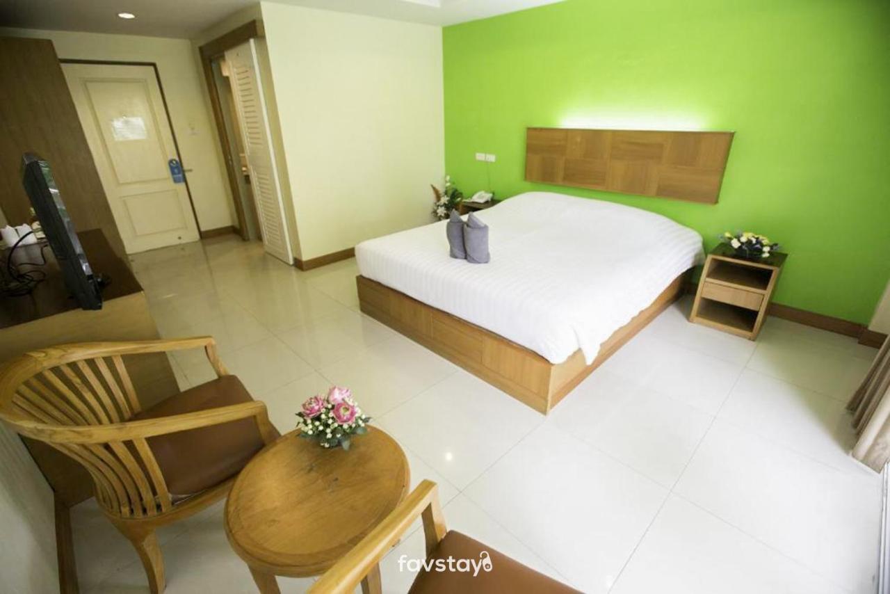 Twin Palms Suites And Residence Pattaya Exterior photo